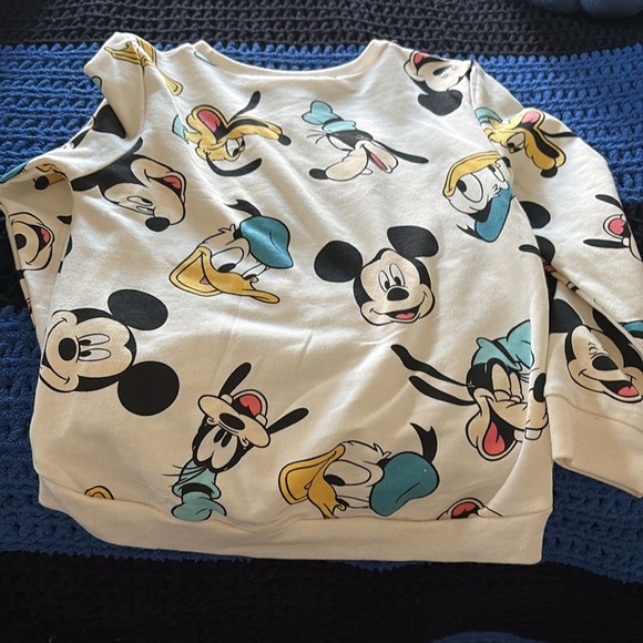 Mickey and the hand sweater - Picture 2 of 3